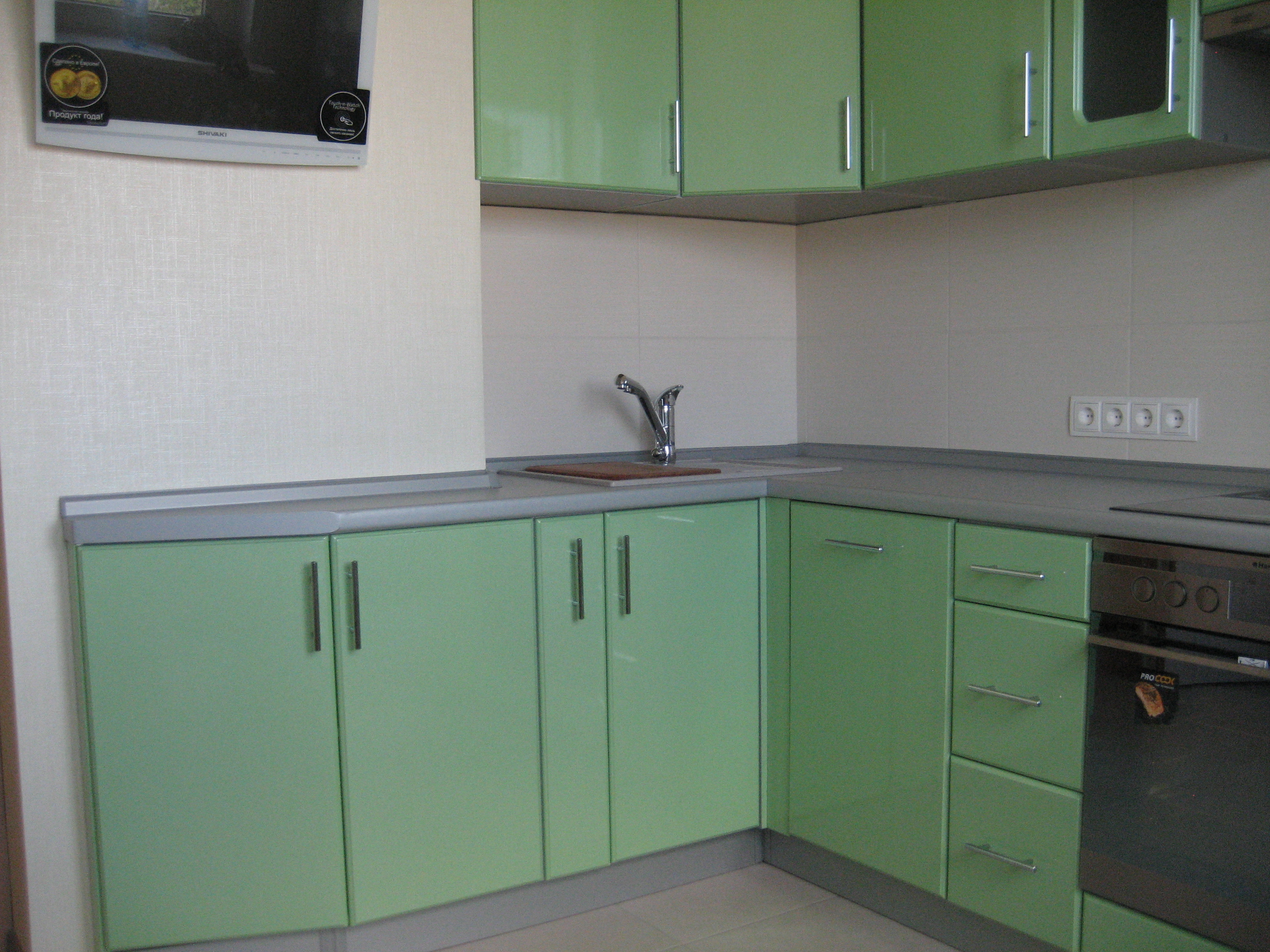 Кухня столешница 45 см. Кухонный гарнитур с зеленой столешницей. Салатовая столешница для кухни. Зелёная столешница для кухни. Зеленая кухня с серой столешницей.
